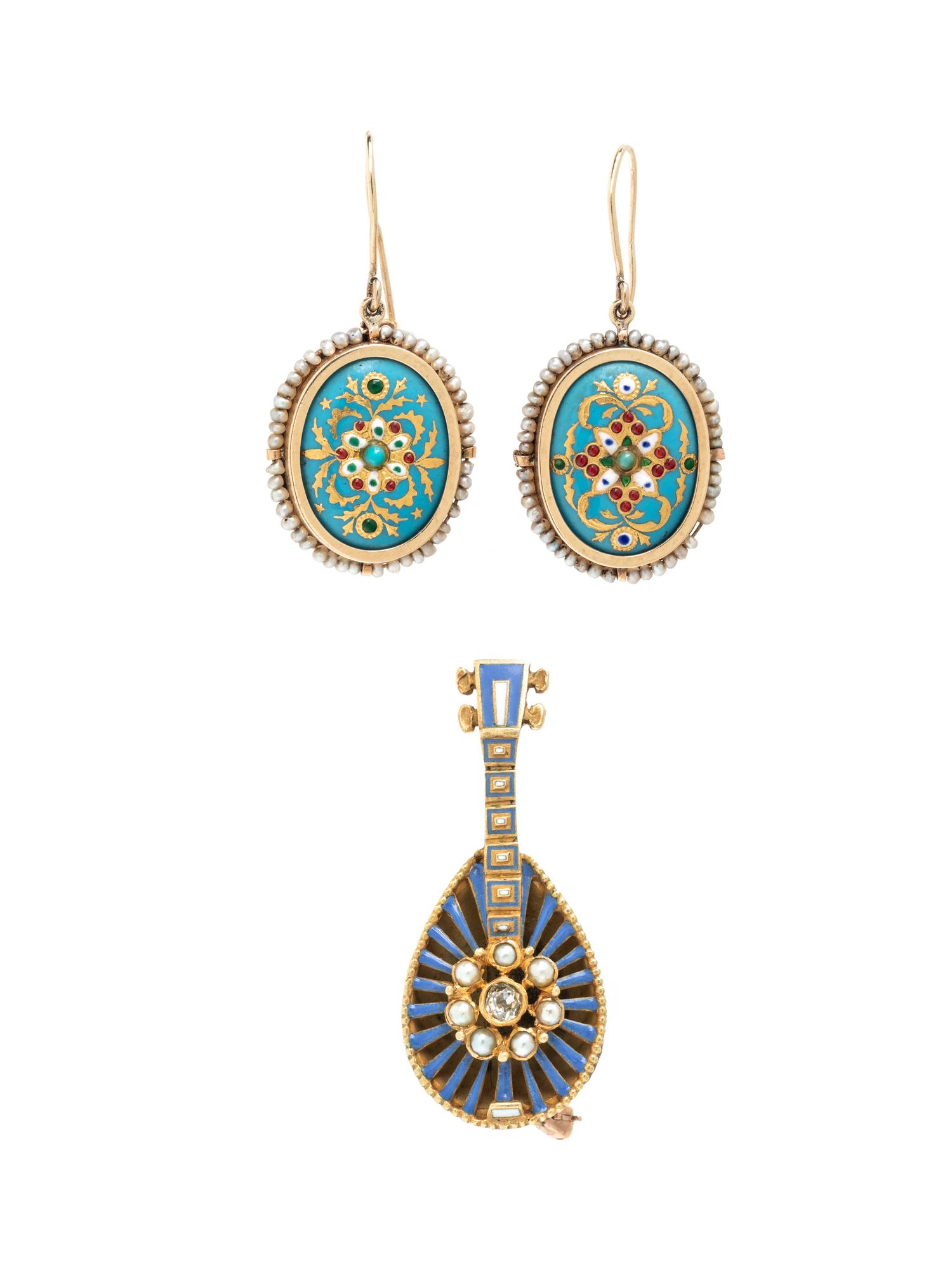 YELLOW GOLD AND ENAMEL EARRINGS AND BROOCH