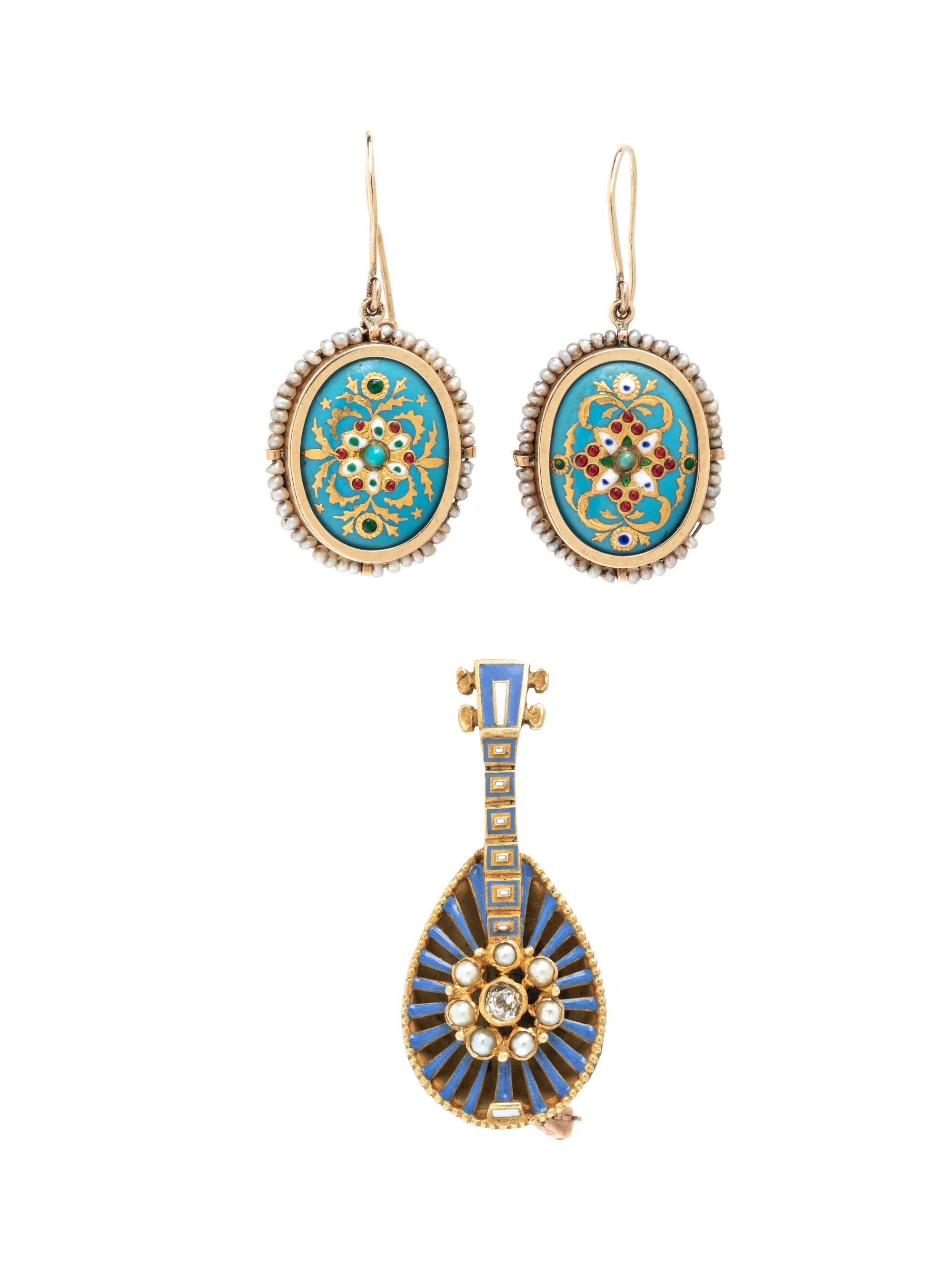 YELLOW GOLD AND ENAMEL EARRINGS AND BROOCH