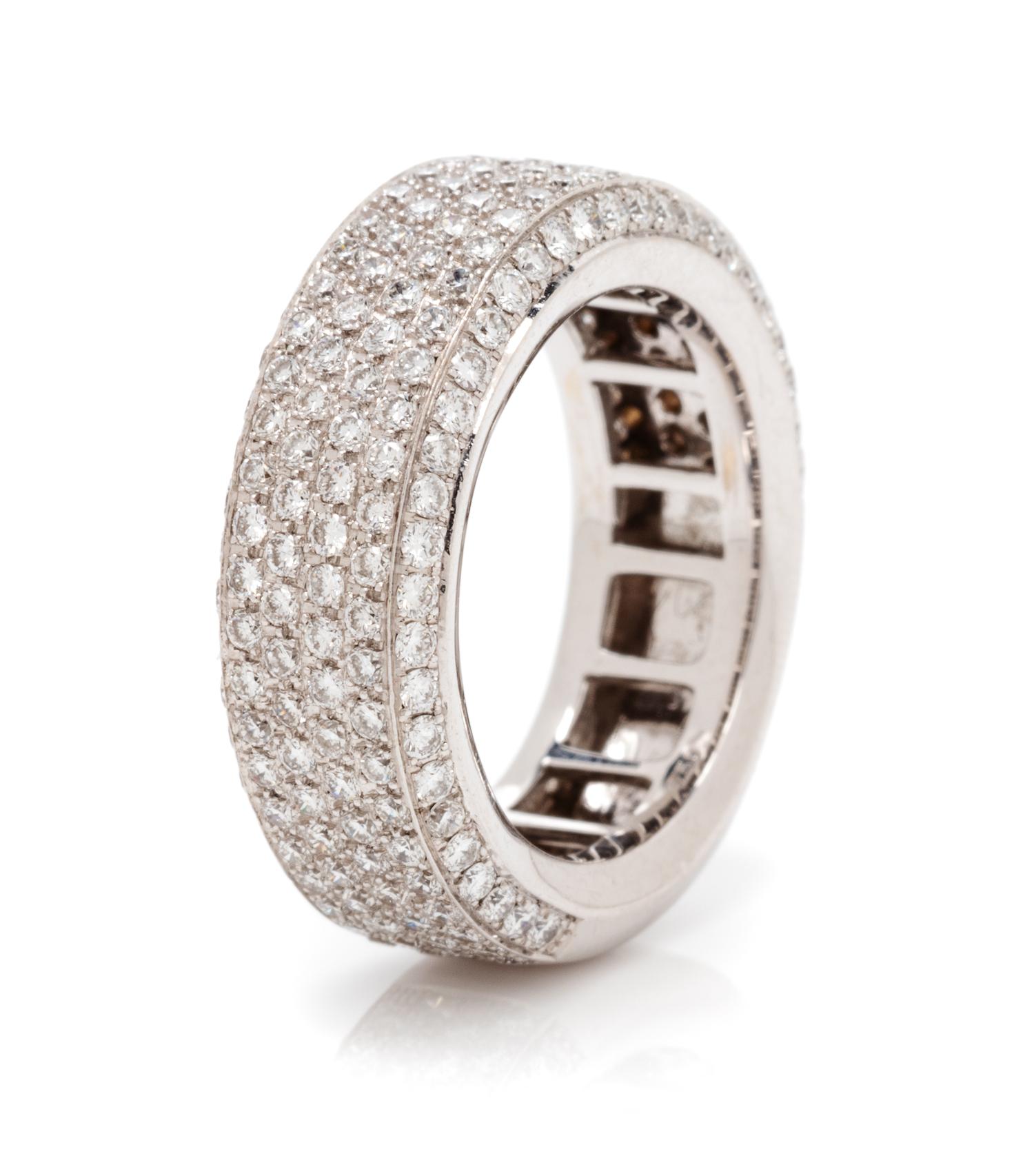 An 18 Karat White Gold and Diamond Ring, 7.00 dwts.