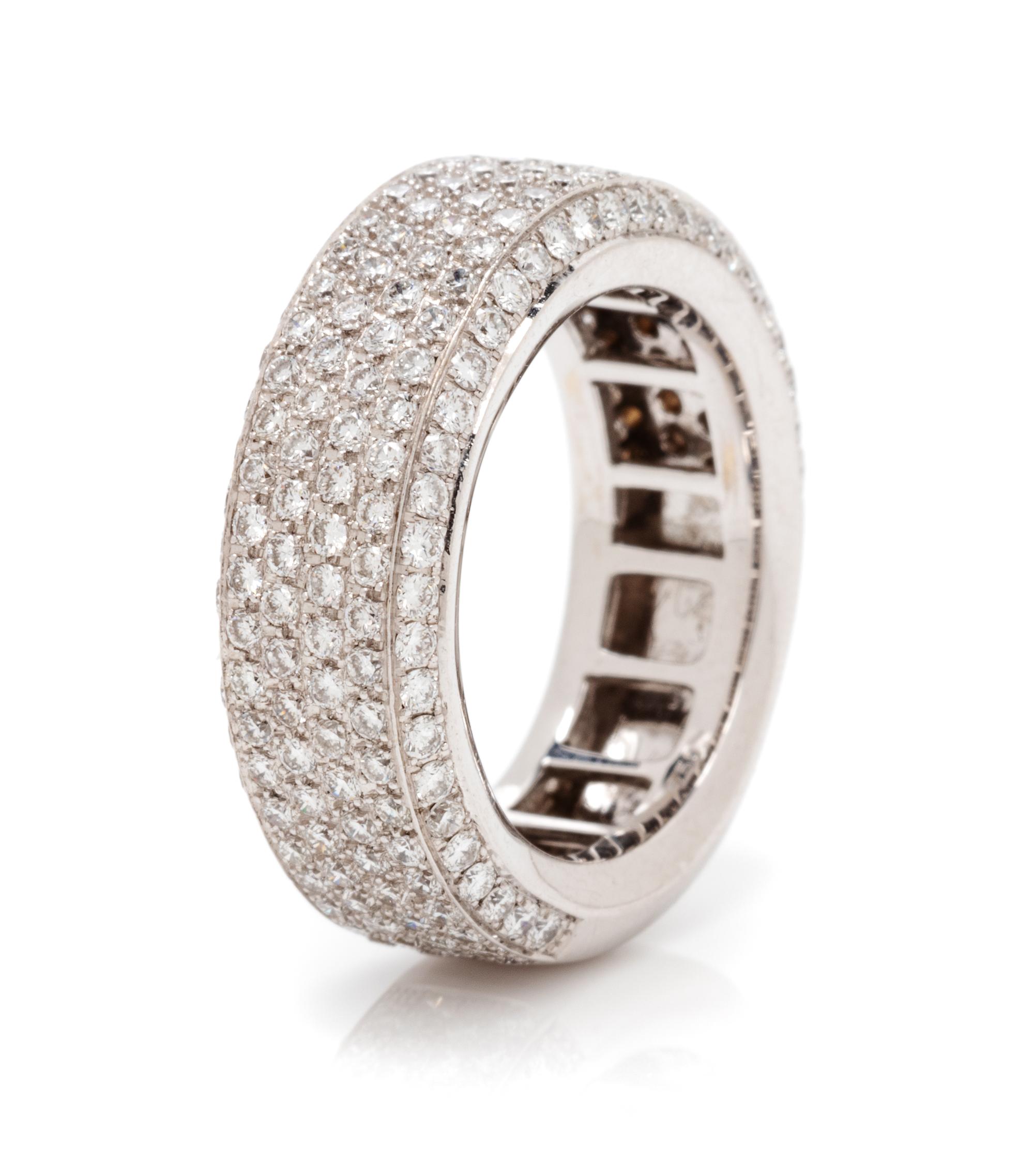 An 18 Karat White Gold and Diamond Ring, 7.00 dwts.