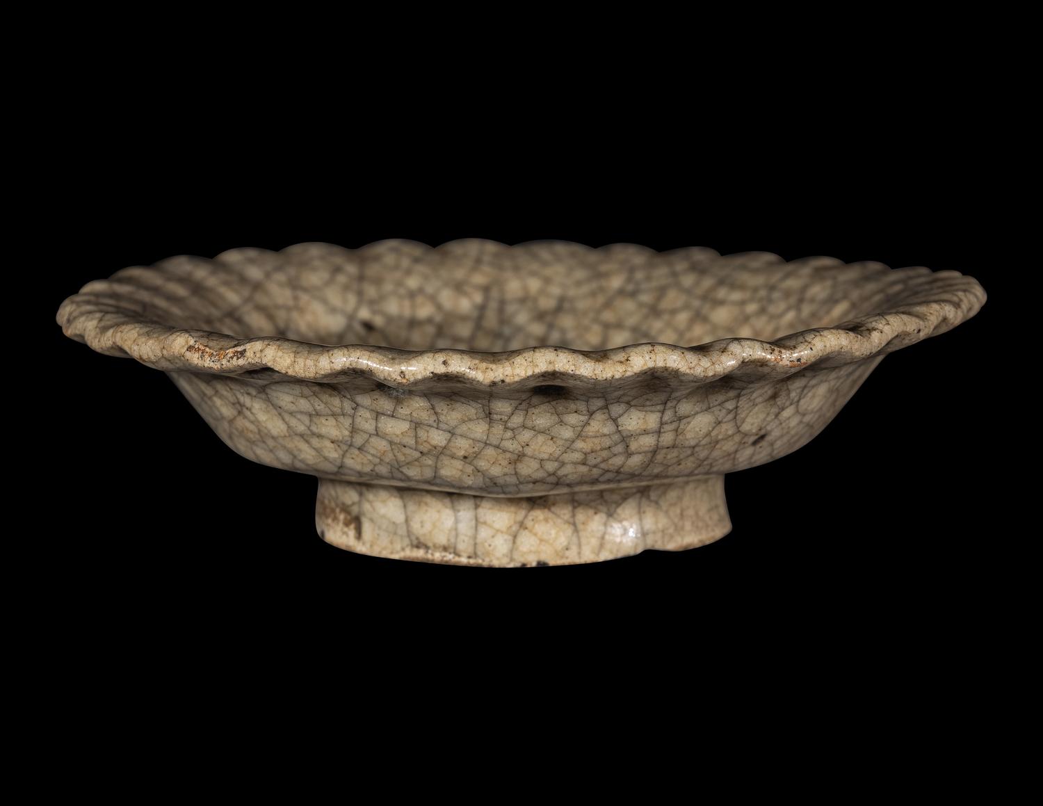 A Chinese Ge -Type Glazed Porcelain Floriform Dish