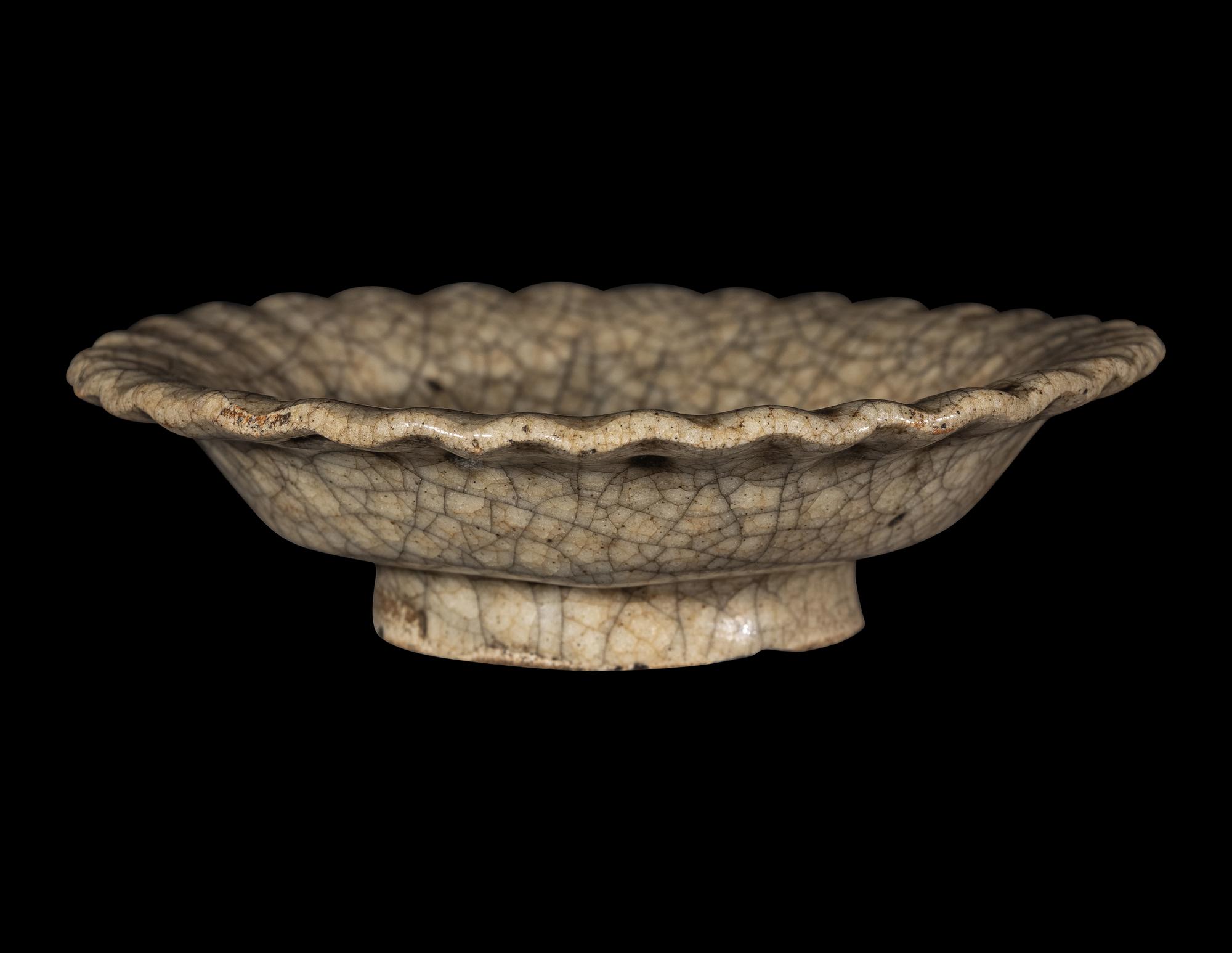 A Chinese Ge -Type Glazed Porcelain Floriform Dish