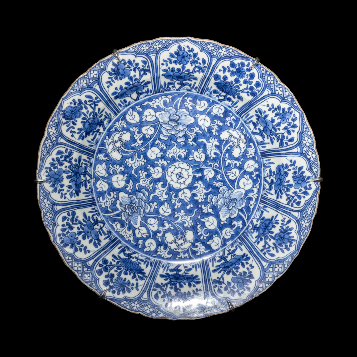 A Chinese Export Blue and White 'Peony' Porcelain Charger, Kangxi Period 清康熙 外銷青花纏枝牡丹紋大盤