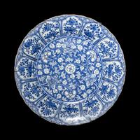 A Chinese Export Blue and White 'Peony' Porcelain Charger, Kangxi Period 清康熙 外銷青花纏枝牡丹紋大盤
