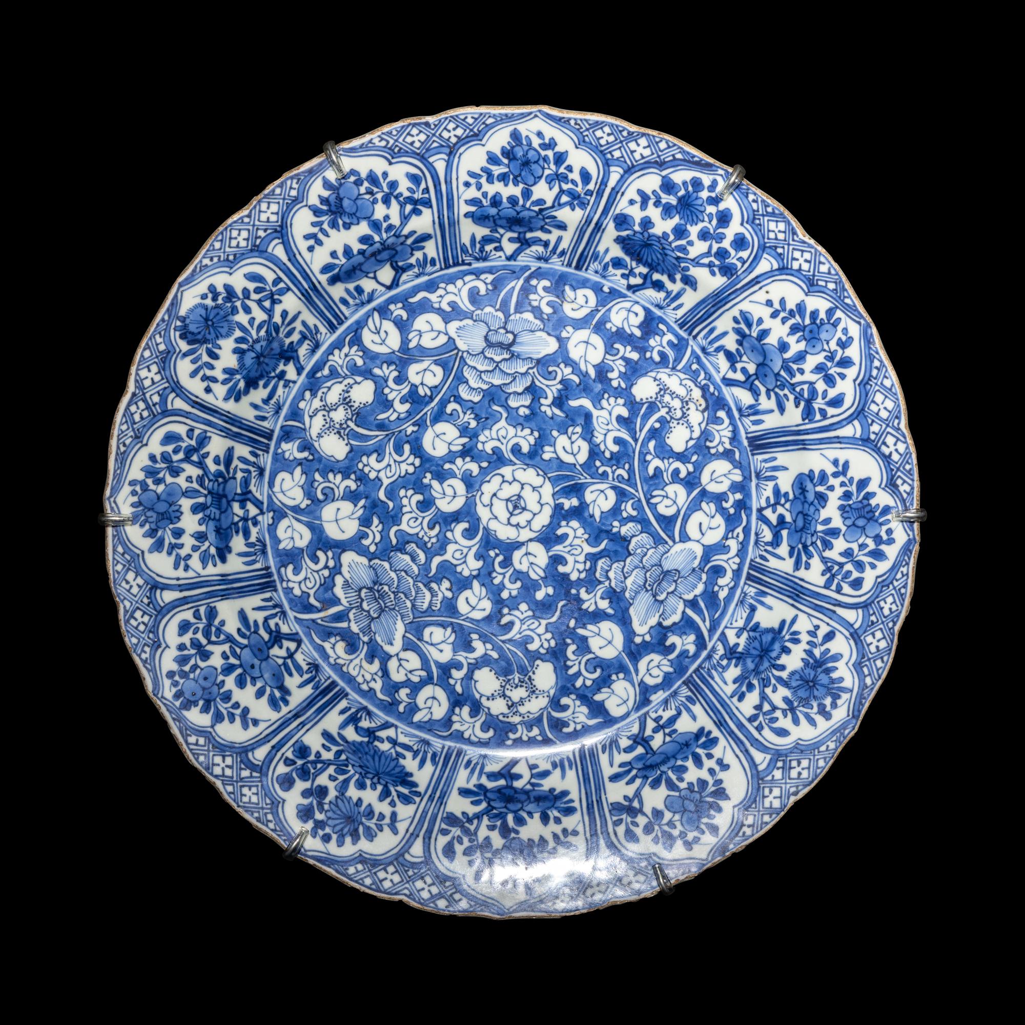 A Chinese Export Blue and White 'Peony' Porcelain Charger, Kangxi Period 清康熙 外銷青花纏枝牡丹紋大盤