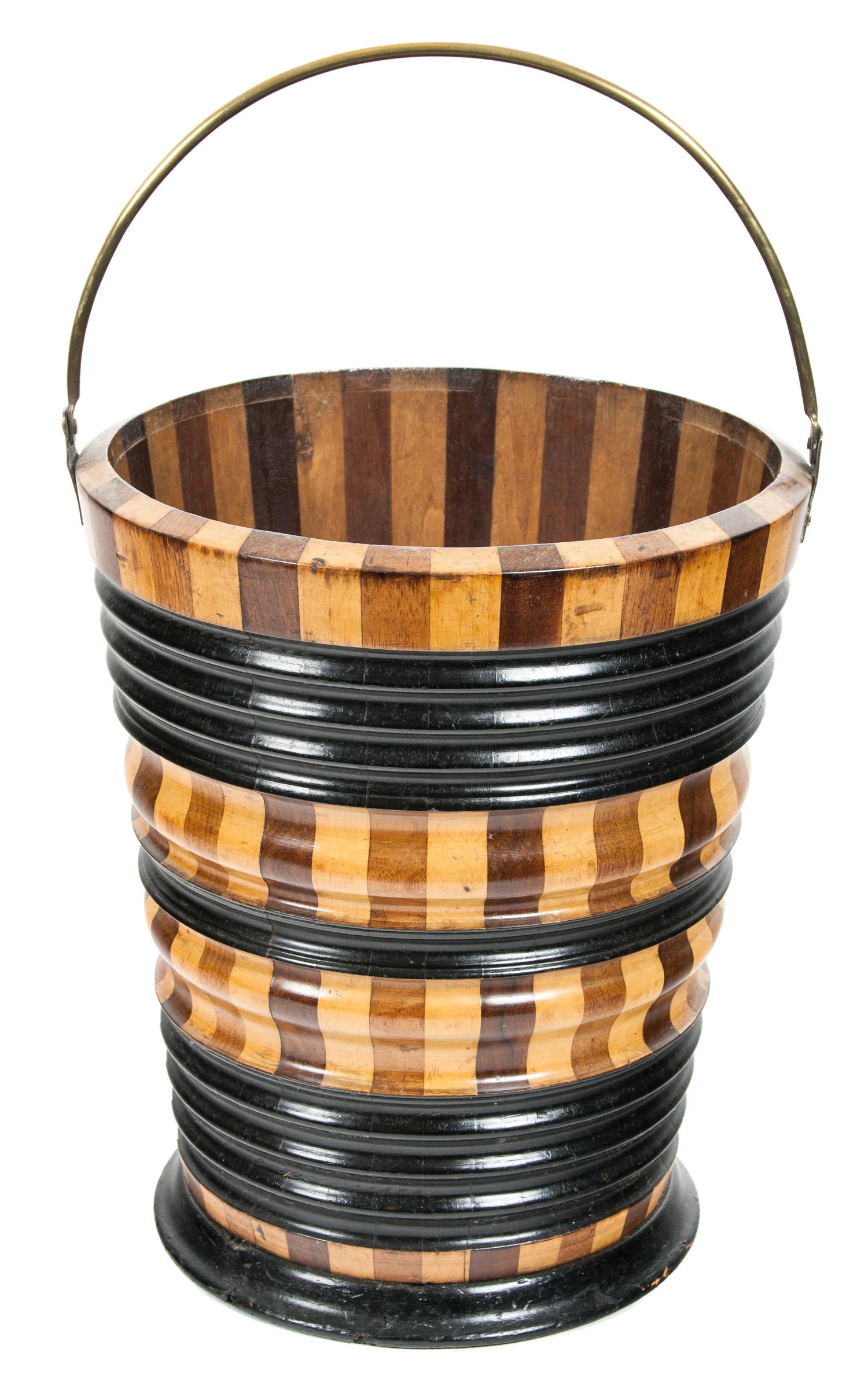 An English Regency Specimen Wood Peat Bucket Height 13 1/2 x diameter 12 inches. — 19TH CENTURY