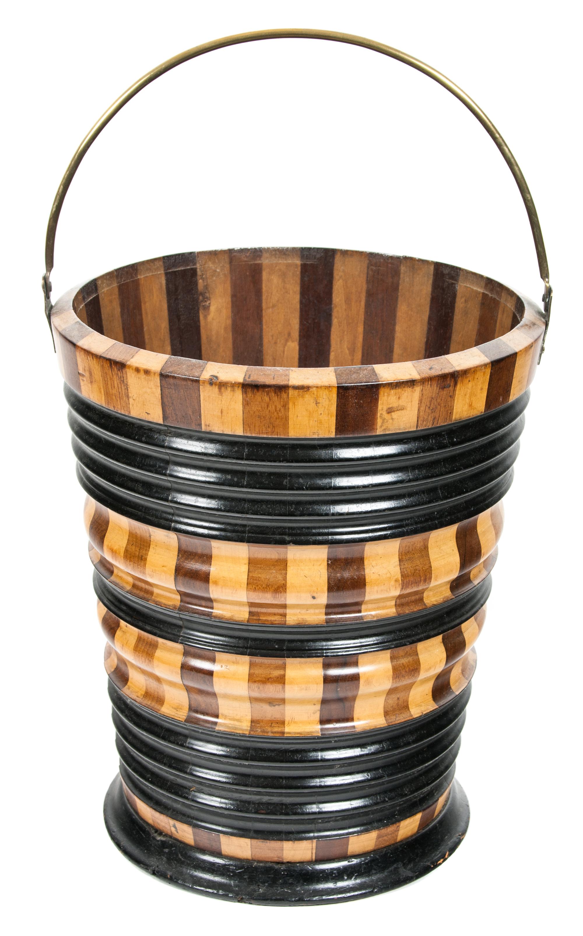 An English Regency Specimen Wood Peat Bucket Height 13 1/2 x diameter 12 inches. — 19TH CENTURY