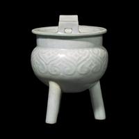 A Chinese Qingbai Style Molded Tripod Censor, Yuan Dynasty or Later 元或更晚 白釉如意紋瓷鼎