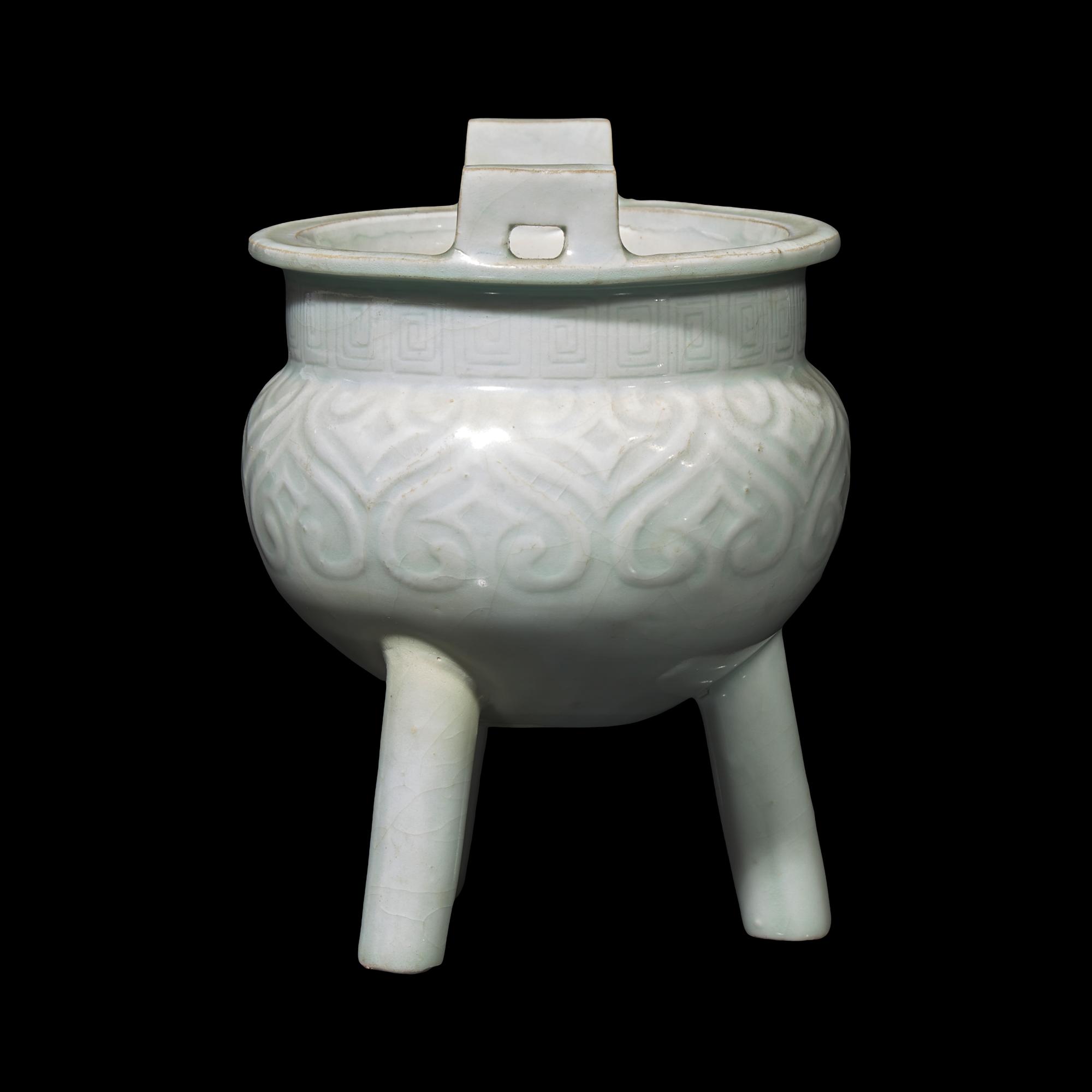 A Chinese Qingbai Style Molded Tripod Censor, Yuan Dynasty or Later 元或更晚 白釉如意紋瓷鼎