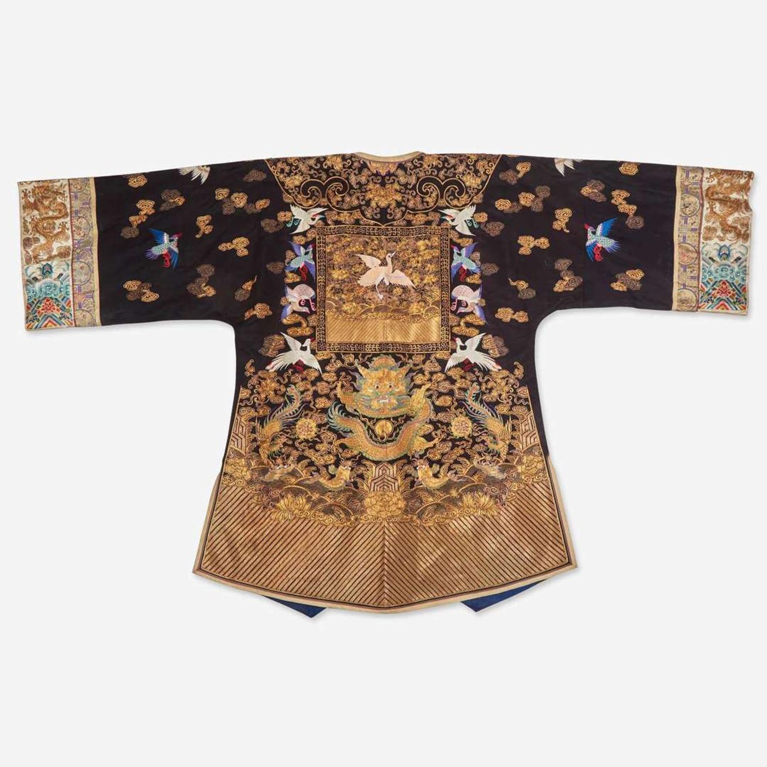 A Chinese finely-embroidered lady's surcoat 刺绣女史外套 Qing dynasty, 19th/early 20th century ? ????????