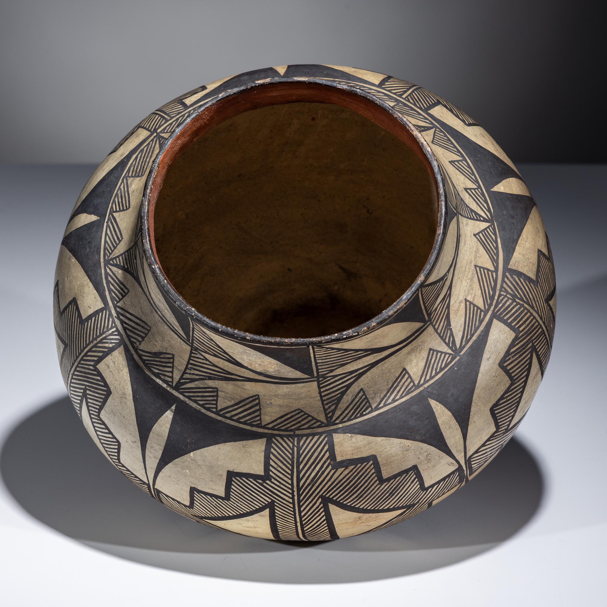 Acoma Fine Line Pottery Jar