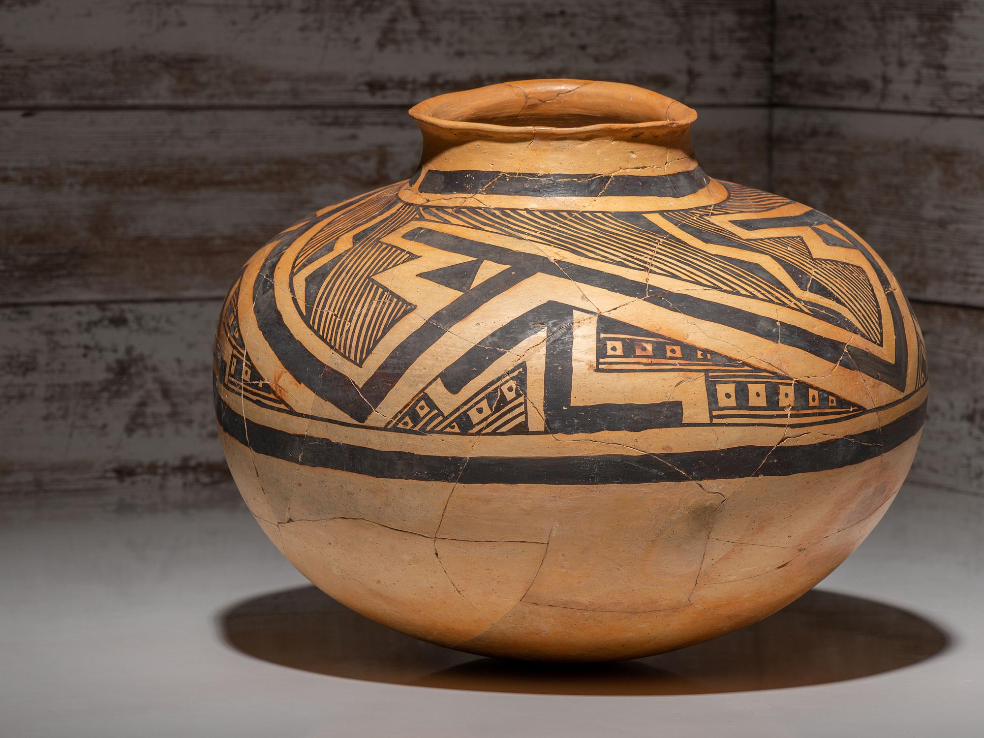 Ancestral Pueblo, Jeddito Black-on-Yellow Pottery Olla