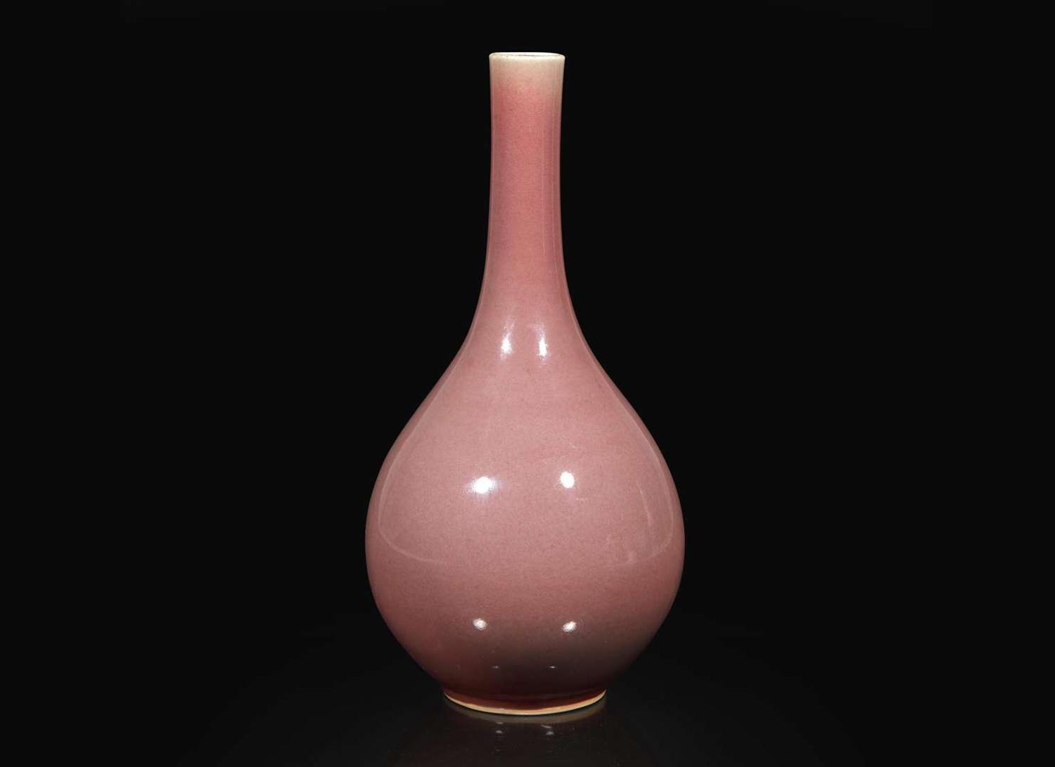 A Chinese copper-red glazed bottle vase, 18th to early 19th century 釉裡紅長頸瓶, 十八至十九世紀初
