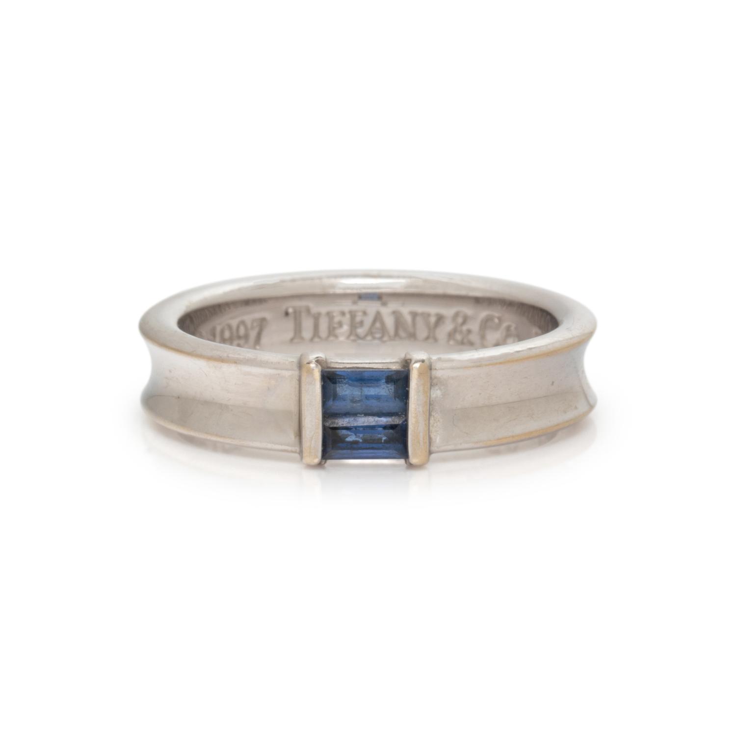TIFFANY & CO., WHITE GOLD AND SAPPHIRE RING