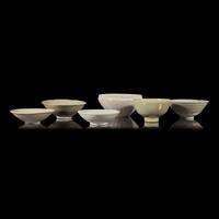 Eight Southeast Asian Celadon and Whiteware Bowls, 14th-16th Century — 十四-十六世紀 東南亞青釉及白釉碗一組八件