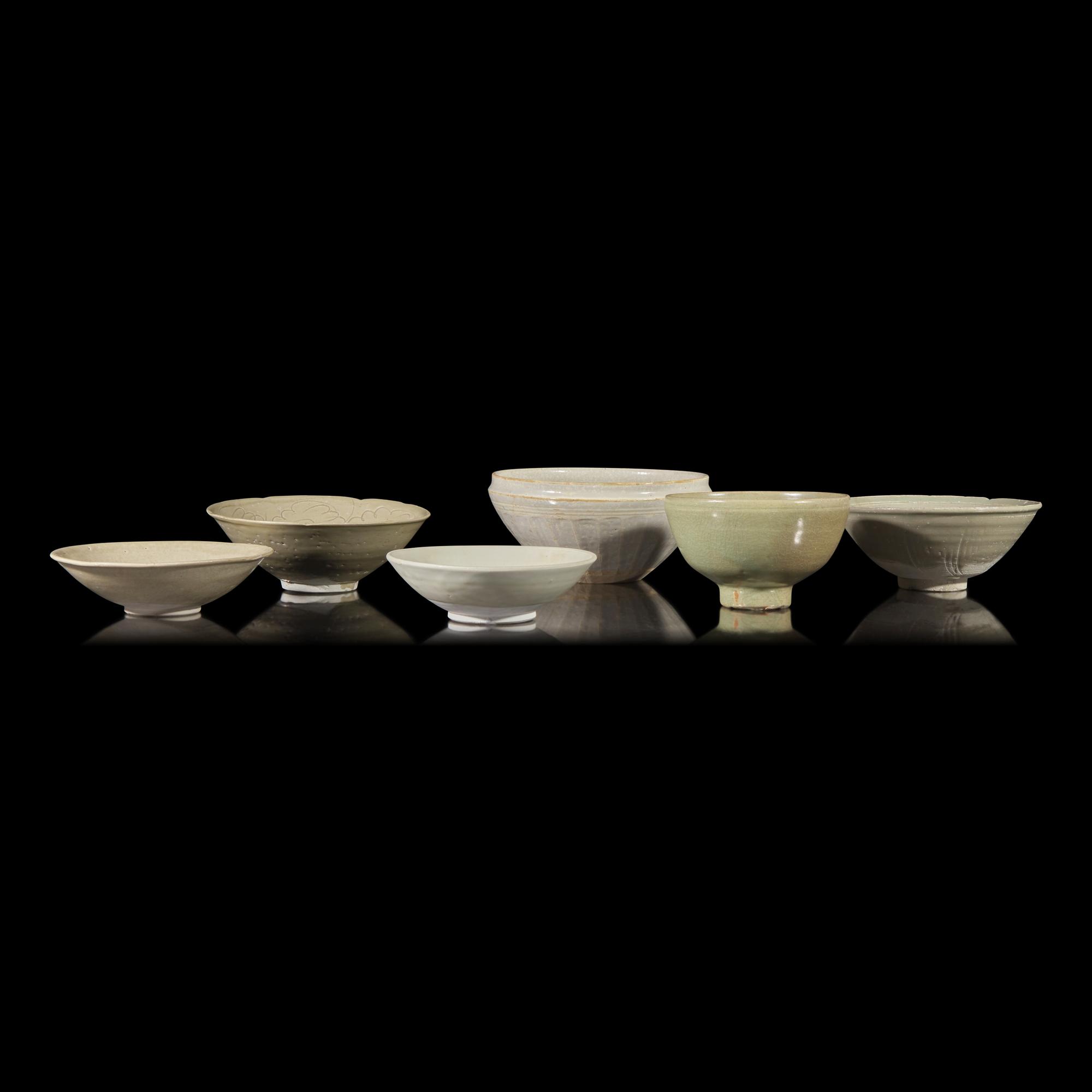 Eight Southeast Asian Celadon and Whiteware Bowls, 14th-16th Century — 十四-十六世紀 東南亞青釉及白釉碗一組八件