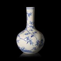 A Chinese Blue and White "Peaches and Bats" Bottle Vase, Tianqiuping , 20th Century 近代 青花福桃紋天球瓶
