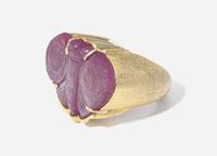 An 18K Yellow Gold and Carved Ruby Ring