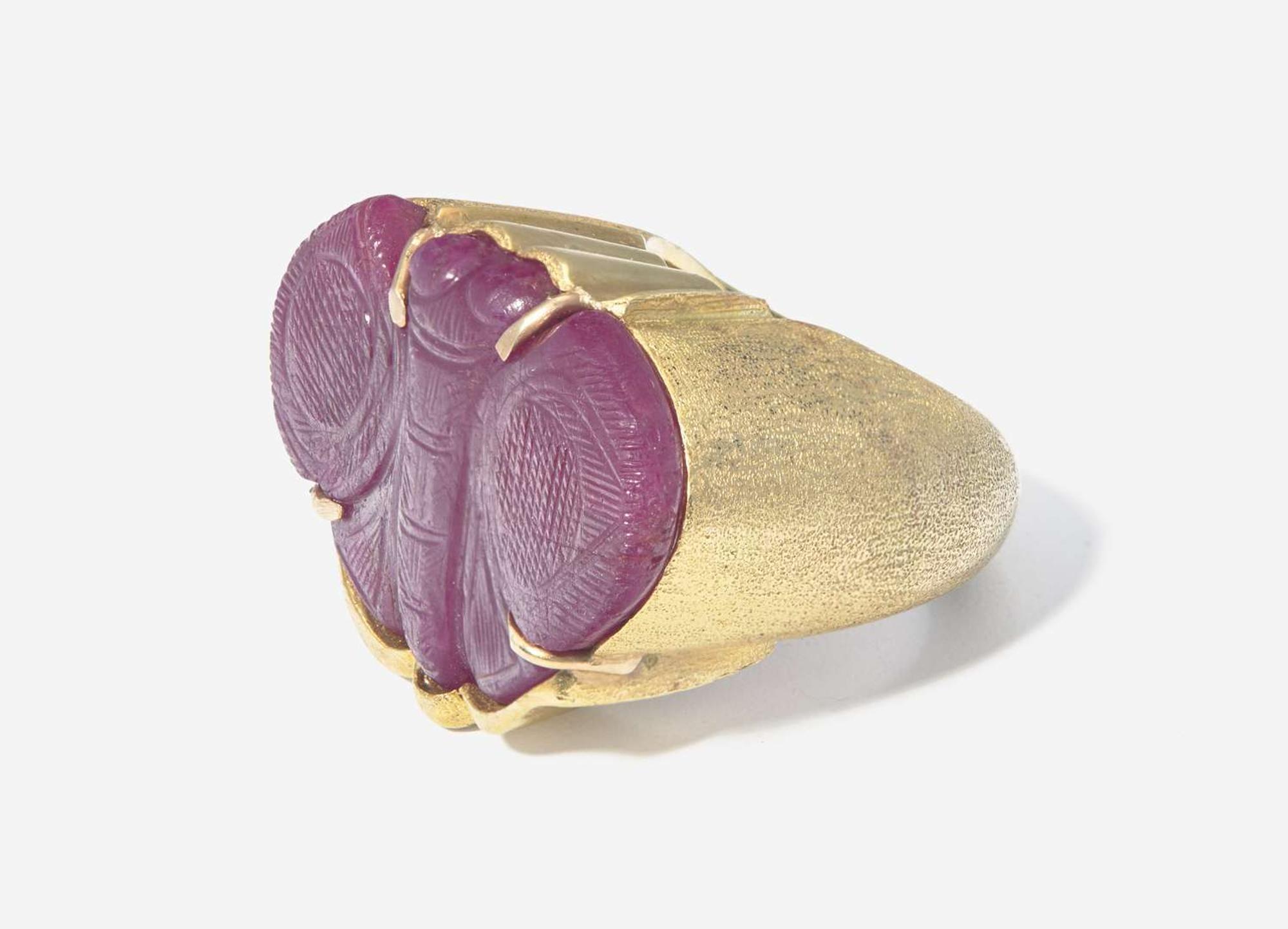 An 18K Yellow Gold and Carved Ruby Ring