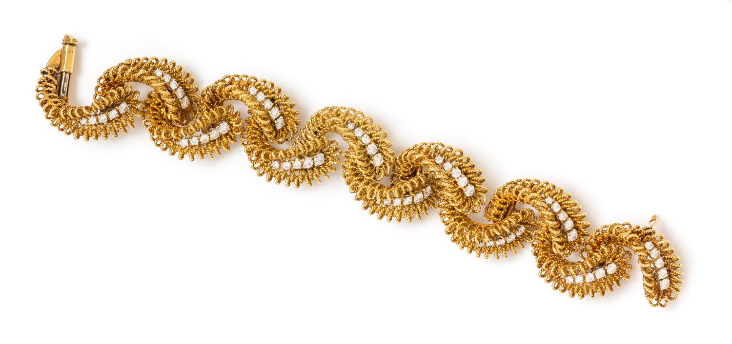 An 18 Karat Yellow Gold and Diamond Link Bracelet, Ugo Bellini, Florence, 56.90 dwts.