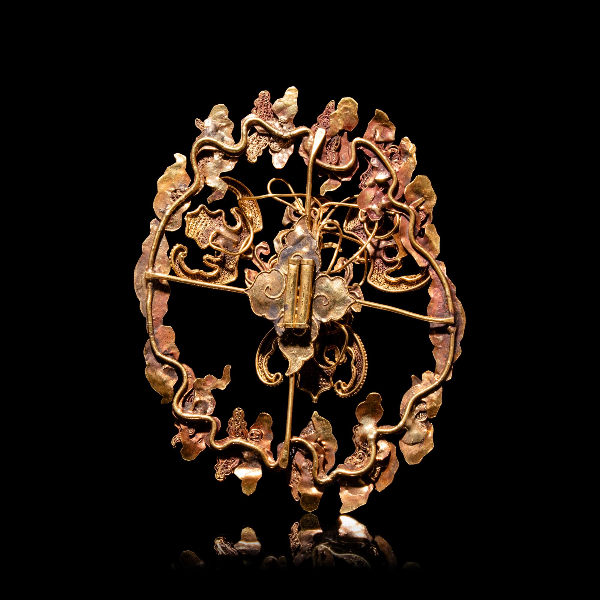 A Chinese 'Bats and Clouds' Gold Filigree Hairnet Ornament, Dianshi, Qing Dynasty 清 金累絲流雲百蝠花鈿