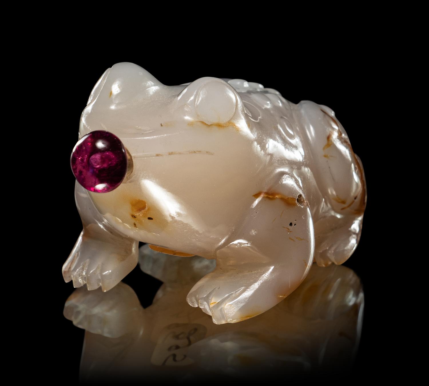 Two Carved Agate 'Frog' Snuff Bottles