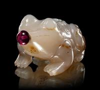 Two Carved Agate 'Frog' Snuff Bottles