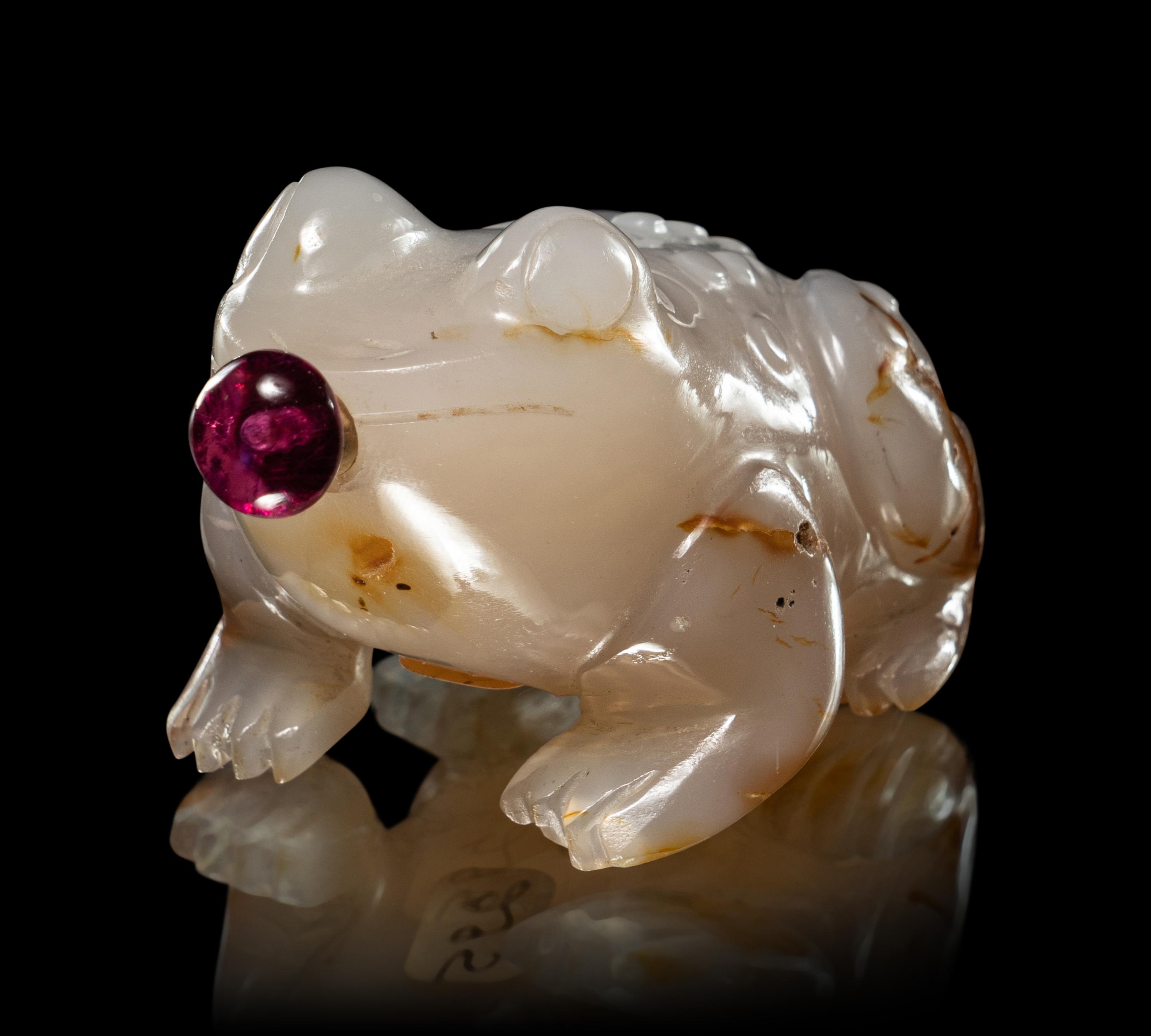 Two Carved Agate 'Frog' Snuff Bottles