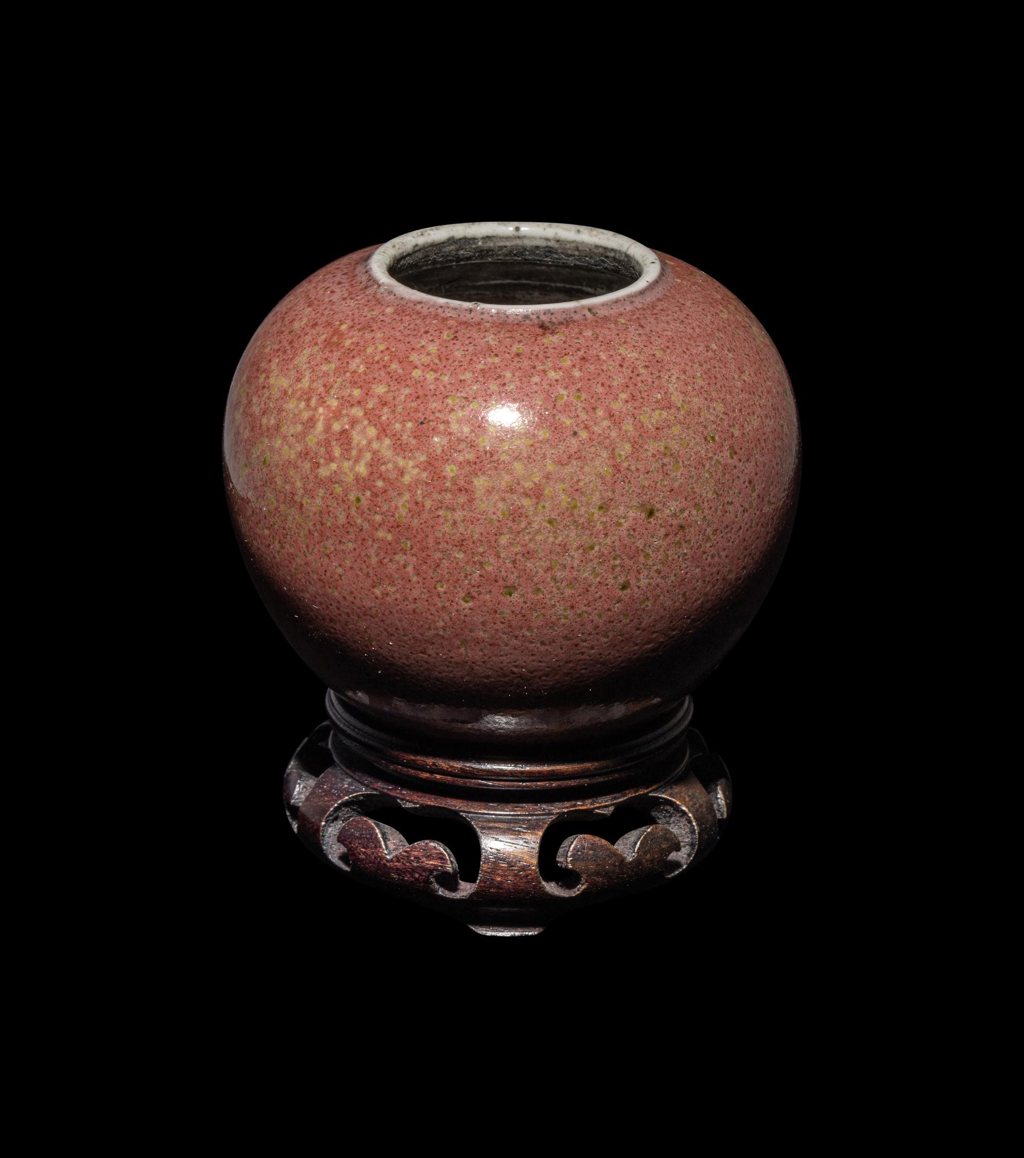 Two Chinese Monochrome Glazed Porcelain Wares, 19th-20th Century 晚清/民國 豇豆紅水呈及黃釉暗刻卷草紋賞瓶