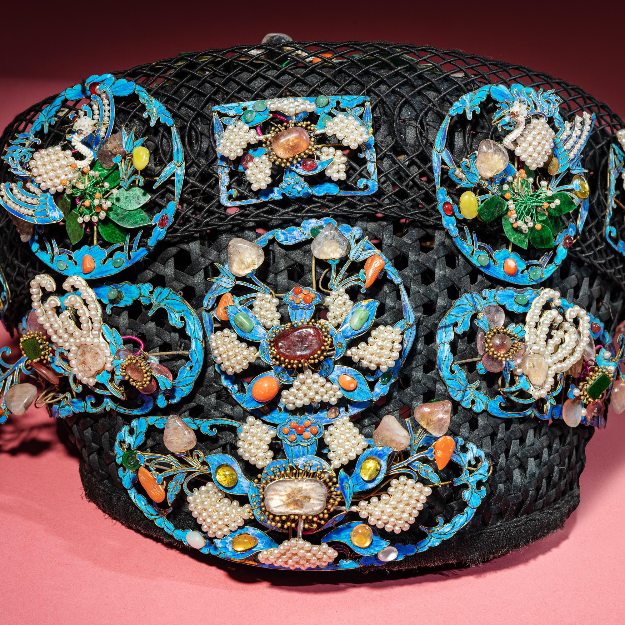 A Chinese Pearl, Jadeite, and Hardstone Ornamented Court Headdress, Dianzi, with Headband, Box, and Four Hairpins, 19th Century 清晚期 珠翠鈿子及遮眉勒一套