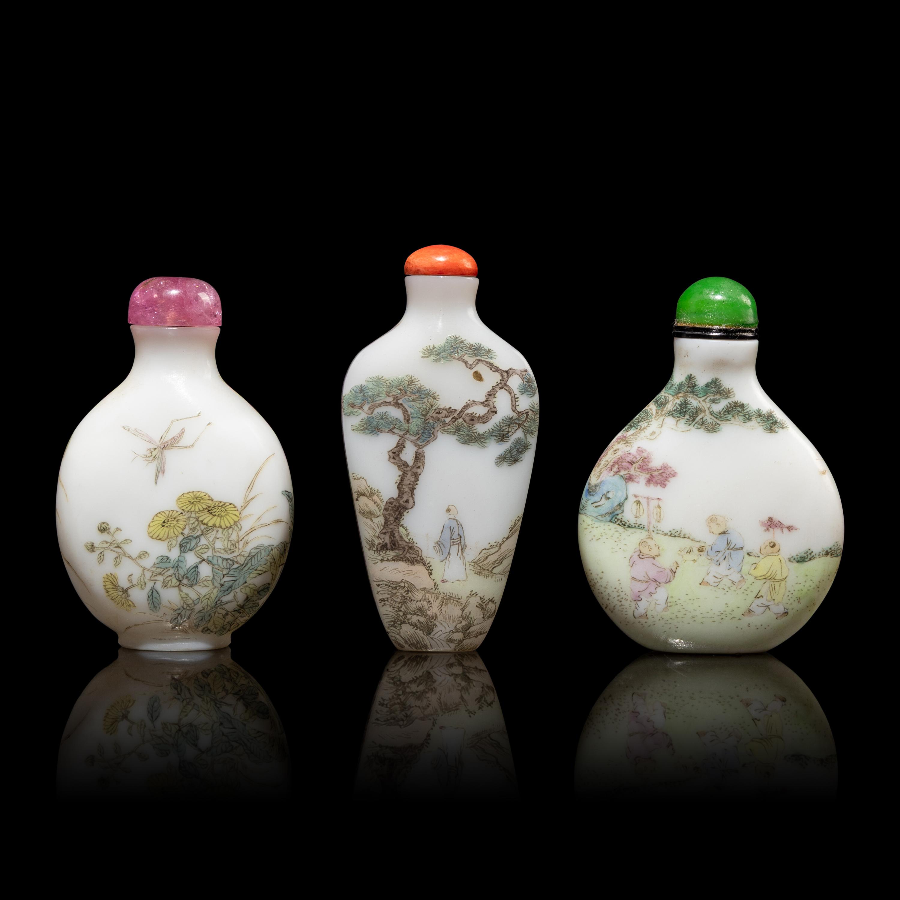 Twenty-One Chinese Snuff Bottles, 19th-Early 20th Century — 晚清-民國 各式鼻烟壺一組二十一只