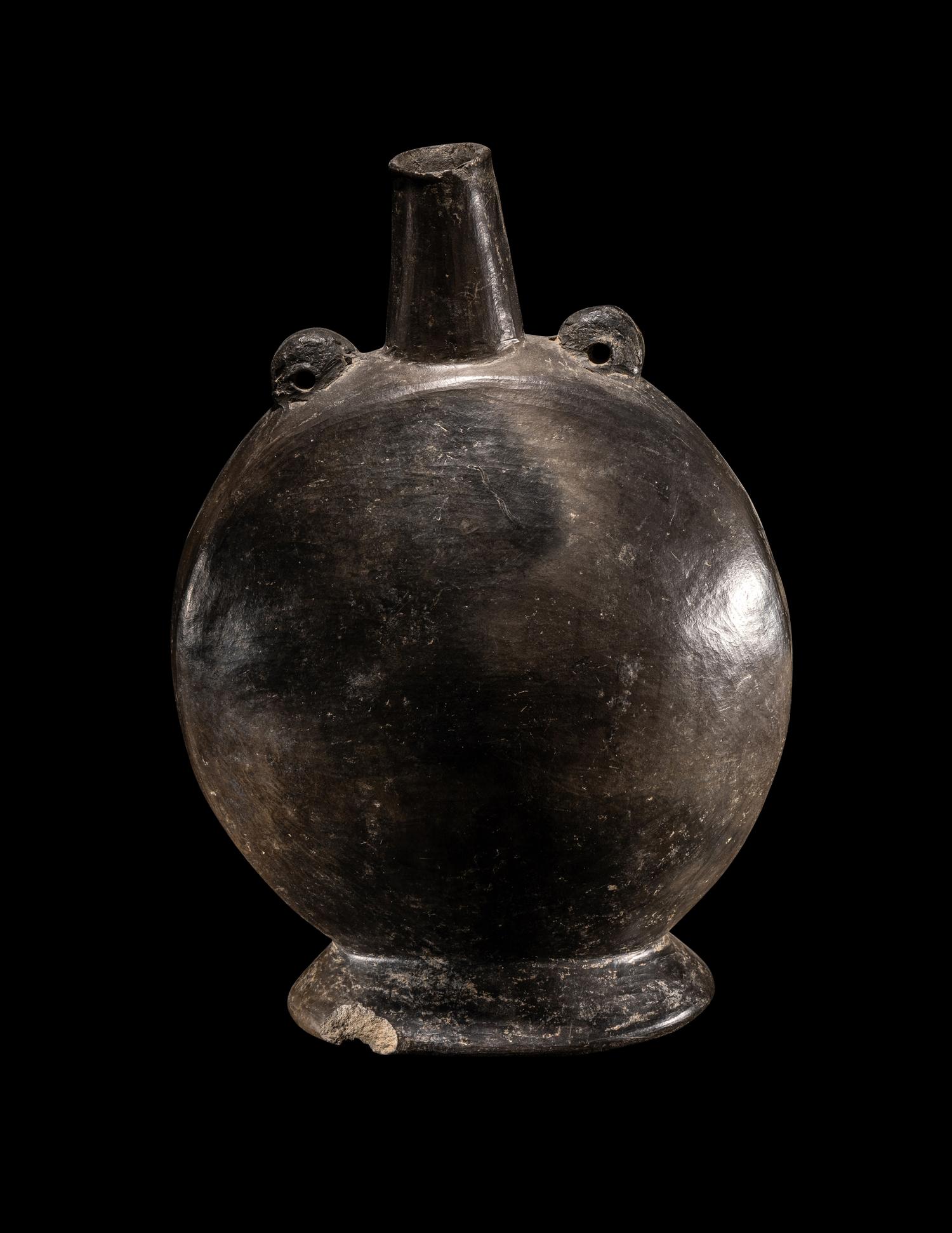 A Chimu Blackware Canteen