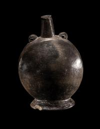 A Chimu Blackware Canteen