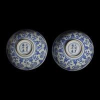 A Rare Pair of Chinese Blue and White 'Crane and Trigram' Bowls, Xuande Mark, Ming Dynasty, 17th Century — 明末 青花云鶴八卦紋碗一對