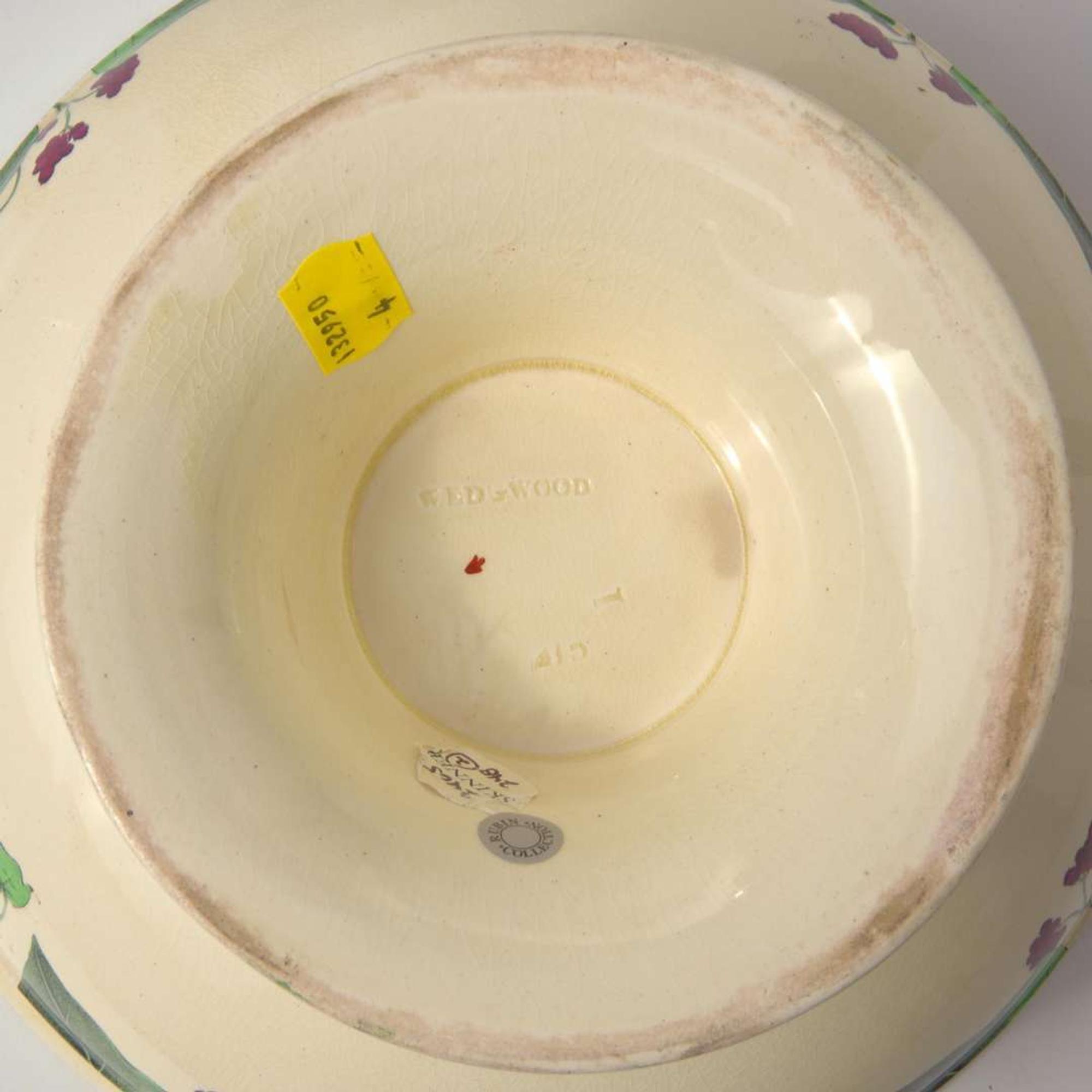 A Pair of Wedgwood Napoleon Ivy Pattern Queensware Footed Serving Bowls UK, 1870s