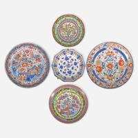 Five Imari pattern and clobbered Chinese export porcelain dishes 外銷瓷及日本風格瓷器一組五件 18th to early 19th century ????????