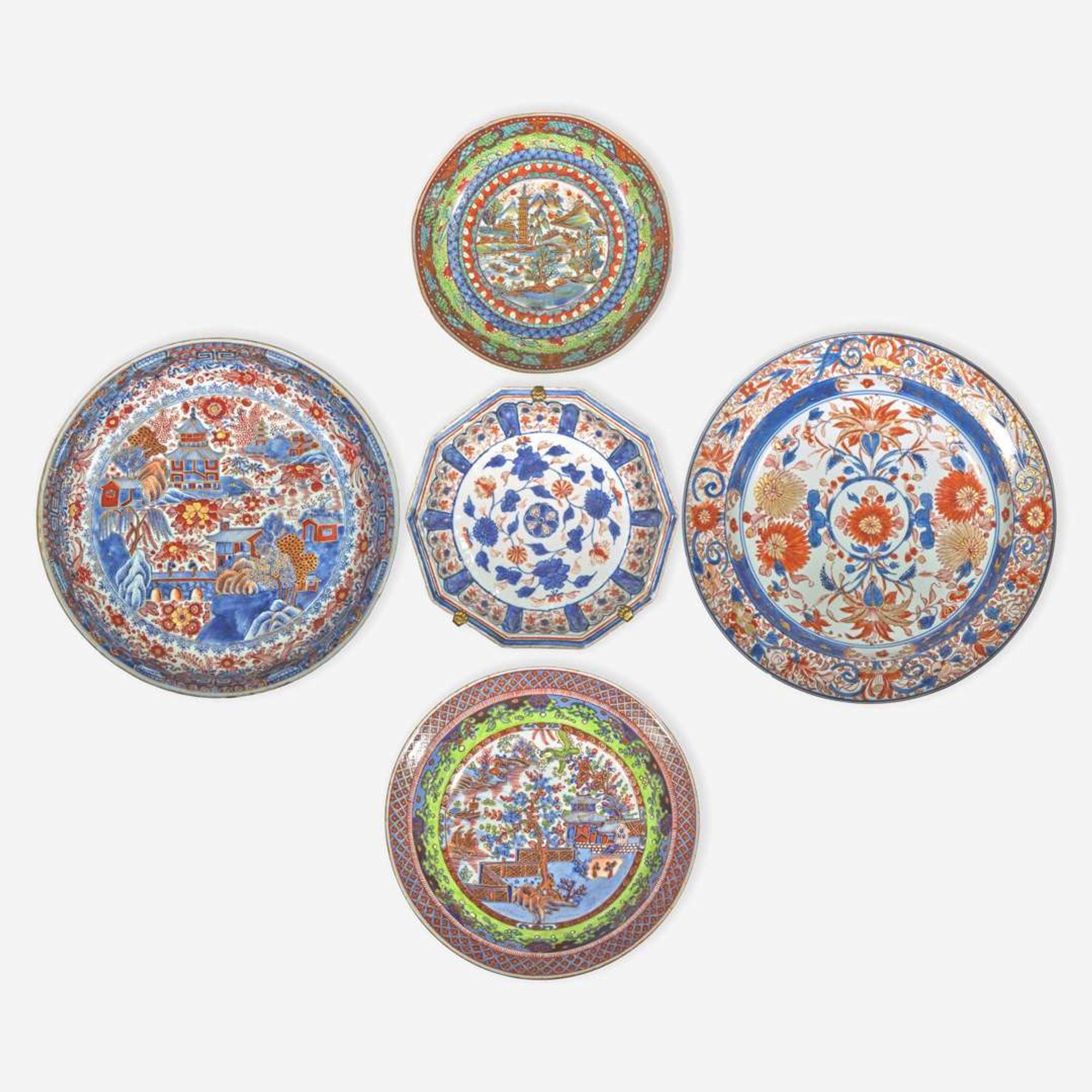 Five Imari pattern and clobbered Chinese export porcelain dishes 外銷瓷及日本風格瓷器一組五件 18th to early 19th century ????????