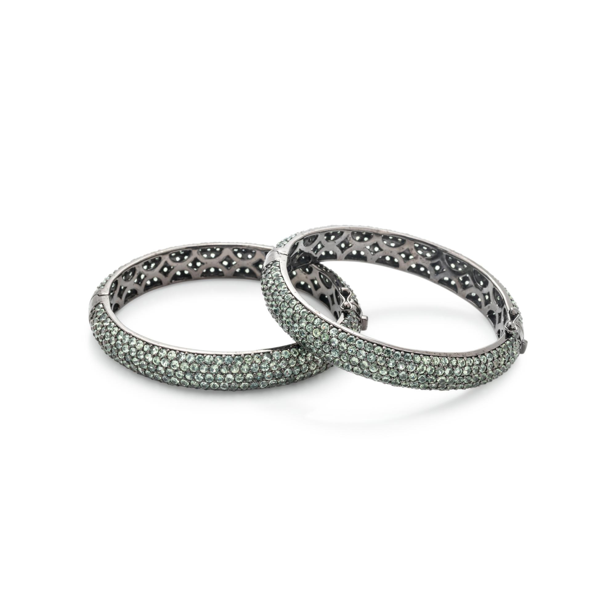 PAIR OF GREEN GEMSTONE BANGLE BRACELETS