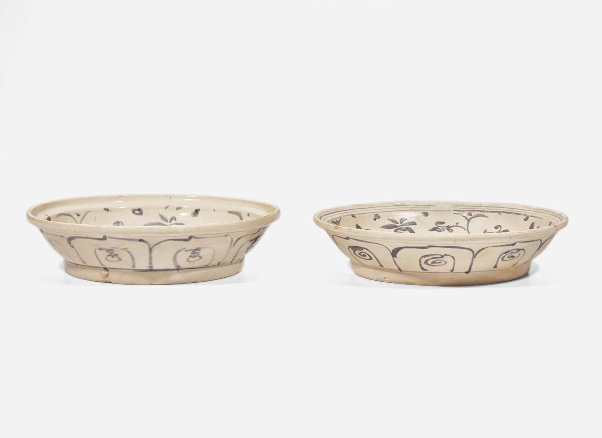 Two similar Vietnamese blue and white dishes from the Hoi An Shipwreck, Le Dynasty, mid to late 15th century 會安海撈瓷青花盤兩件 後黎朝 十五世紀中晚期