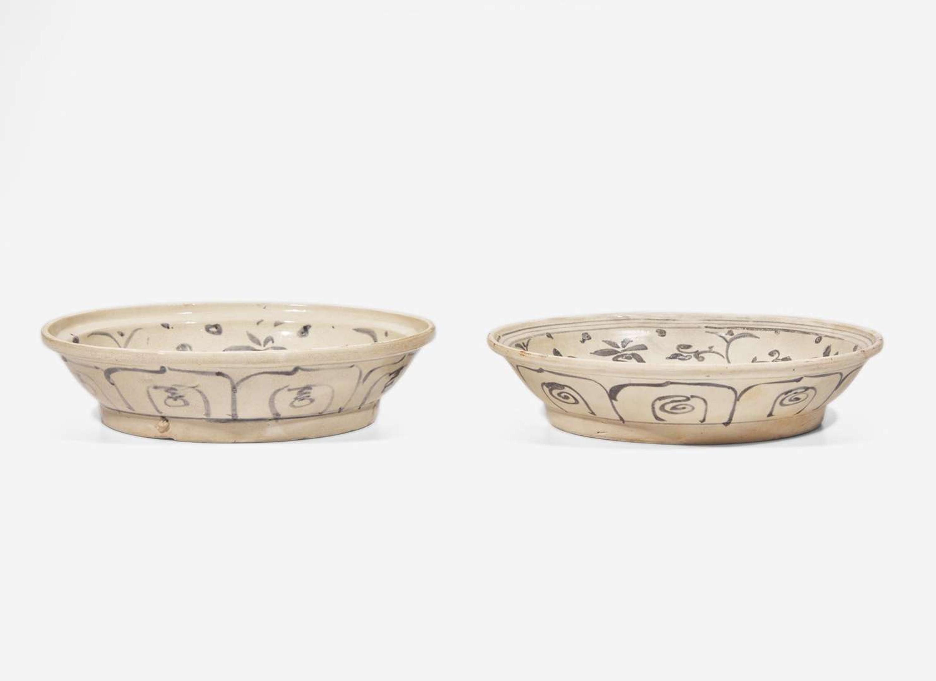 Two similar Vietnamese blue and white dishes from the Hoi An Shipwreck, Le Dynasty, mid to late 15th century 會安海撈瓷青花盤兩件 後黎朝 十五世紀中晚期