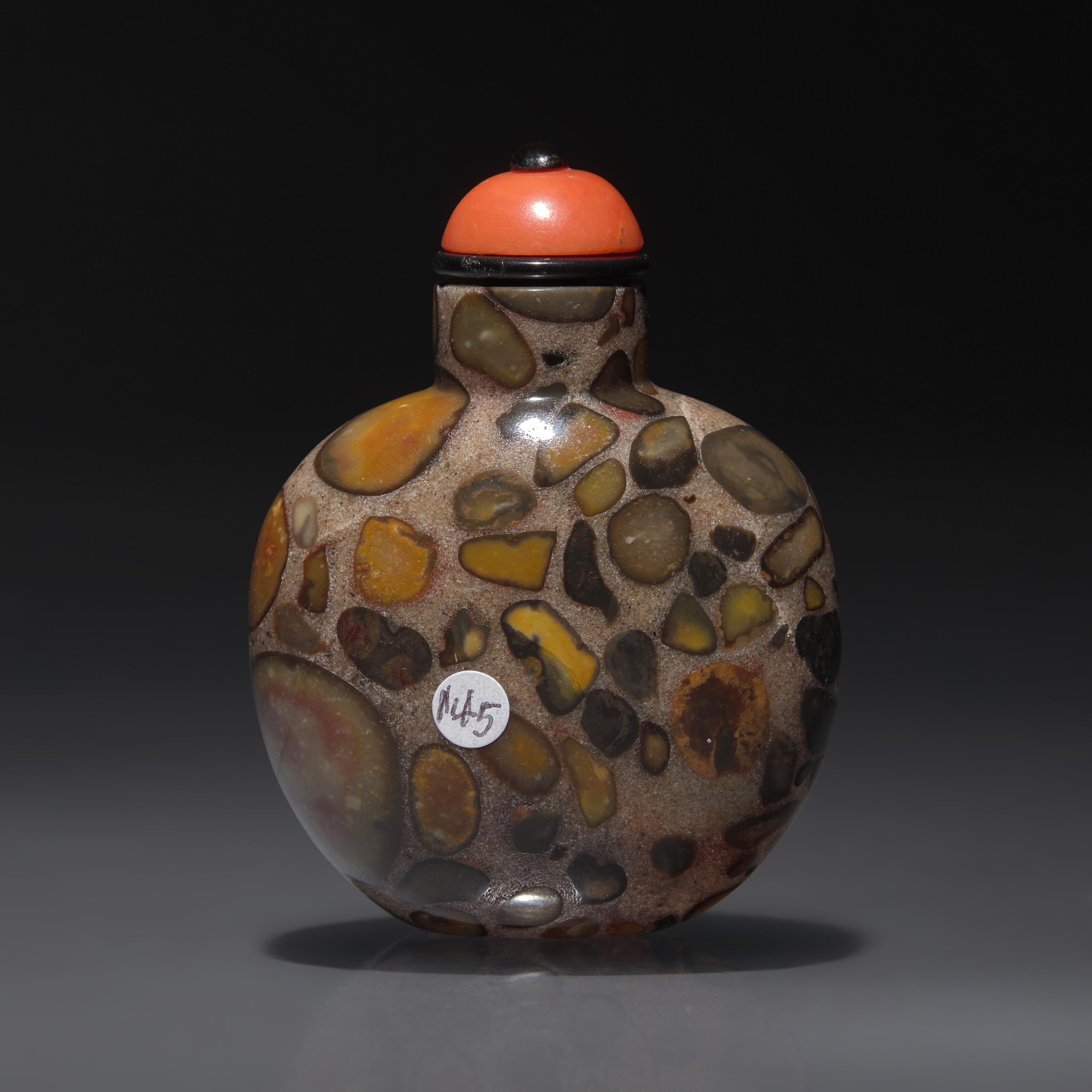 A Chinese Puddingstone Snuff Bottle, Qing Dynasty, Circa 1740-1860 — 1740-1860年 抱子石鼻煙壺