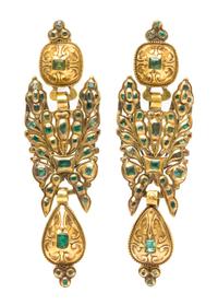 A Pair of Georgian Yellow Gold and Emerald Convertible Pendoloque Drop Earrings, Spain/Portugal, 27.00 dwts.