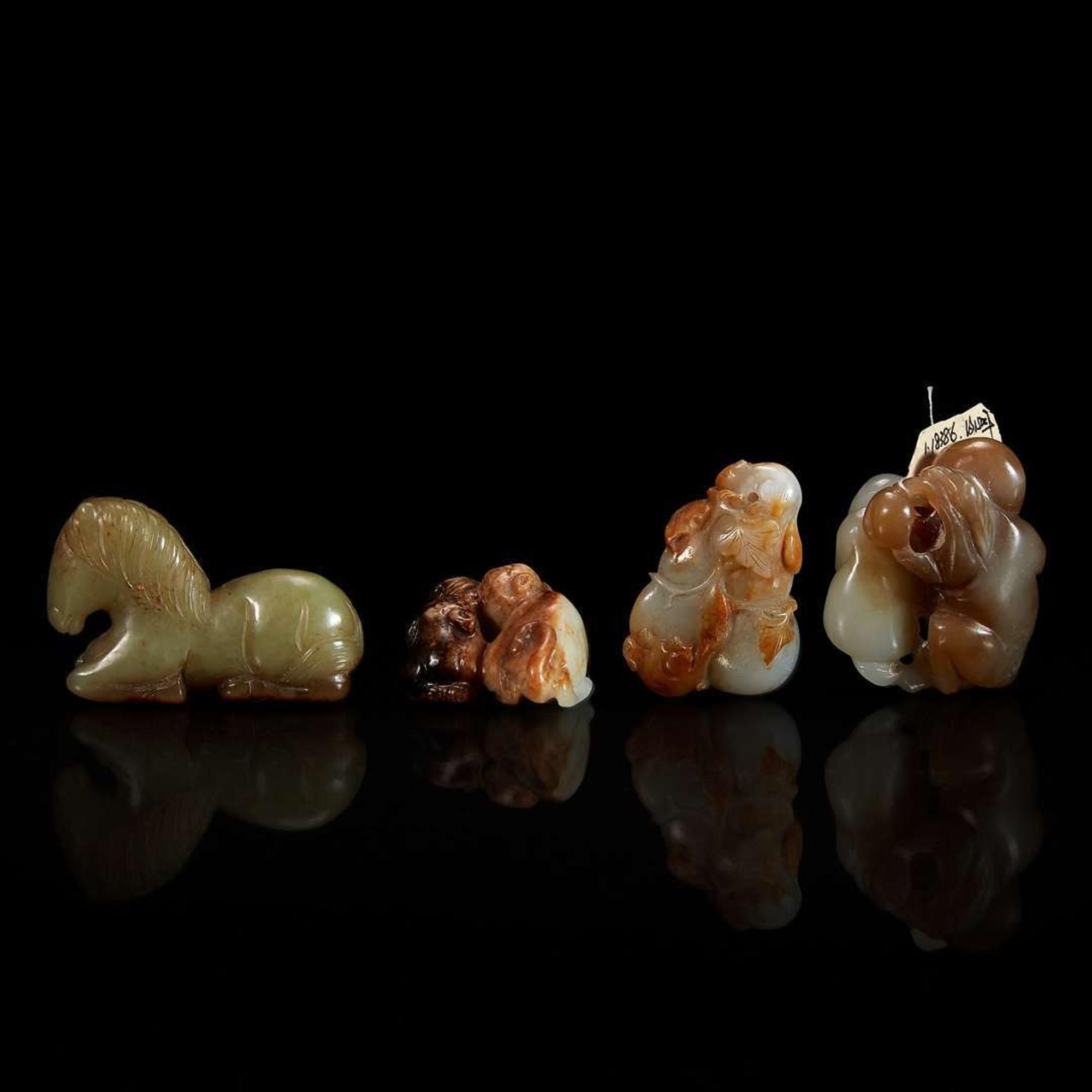 A group of four Chinese grey and brown jade items 玉雕一组四件