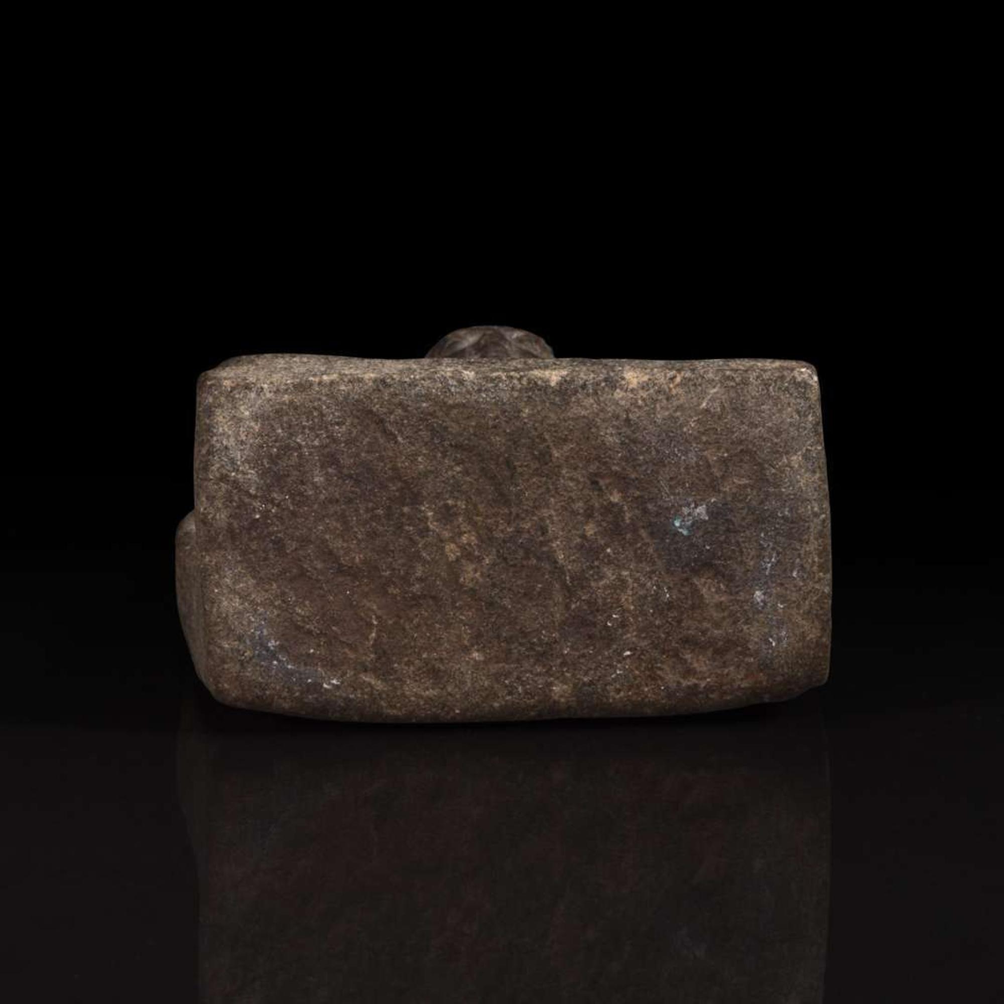 An Indian or Nepalese carved stone Buddha 印度或尼泊尔石雕佛像 12th century or earlier ???????