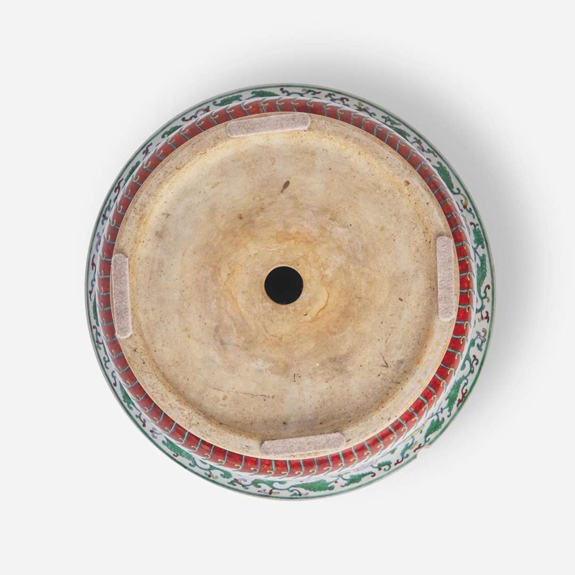 A large Chinese doucai-decorated jardinière 鬥彩大花盆 18th/19th century ???????