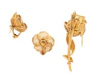 YELLOW GOLD AND DIAMOND FLOWER EARRINGS AND ARTICULATED BROOCH