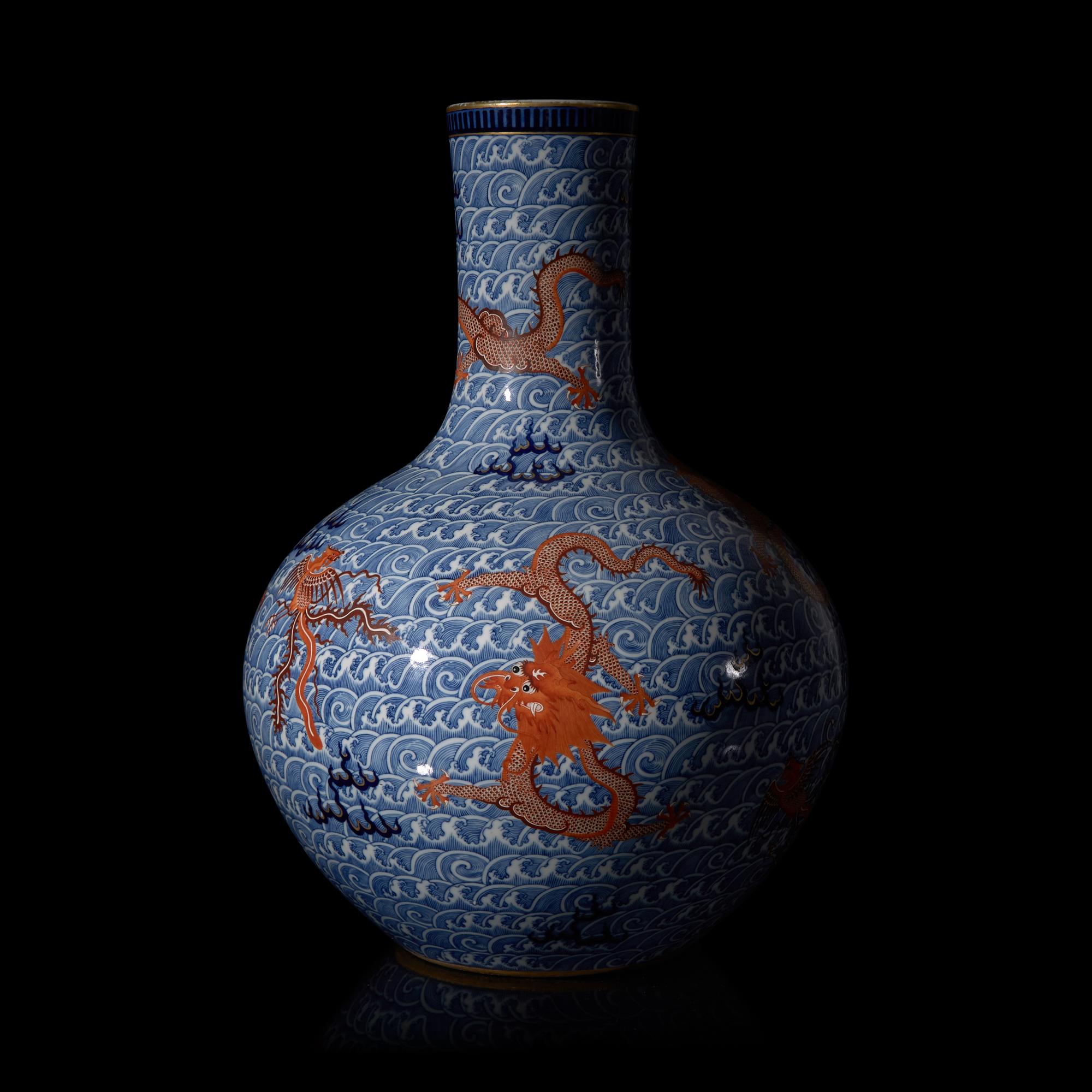 A Large Chinese "Dragon" Vase, Tianqiuping, Qianlong Mark 乾隆款 青花 礬紅彩 龍紋天球瓶