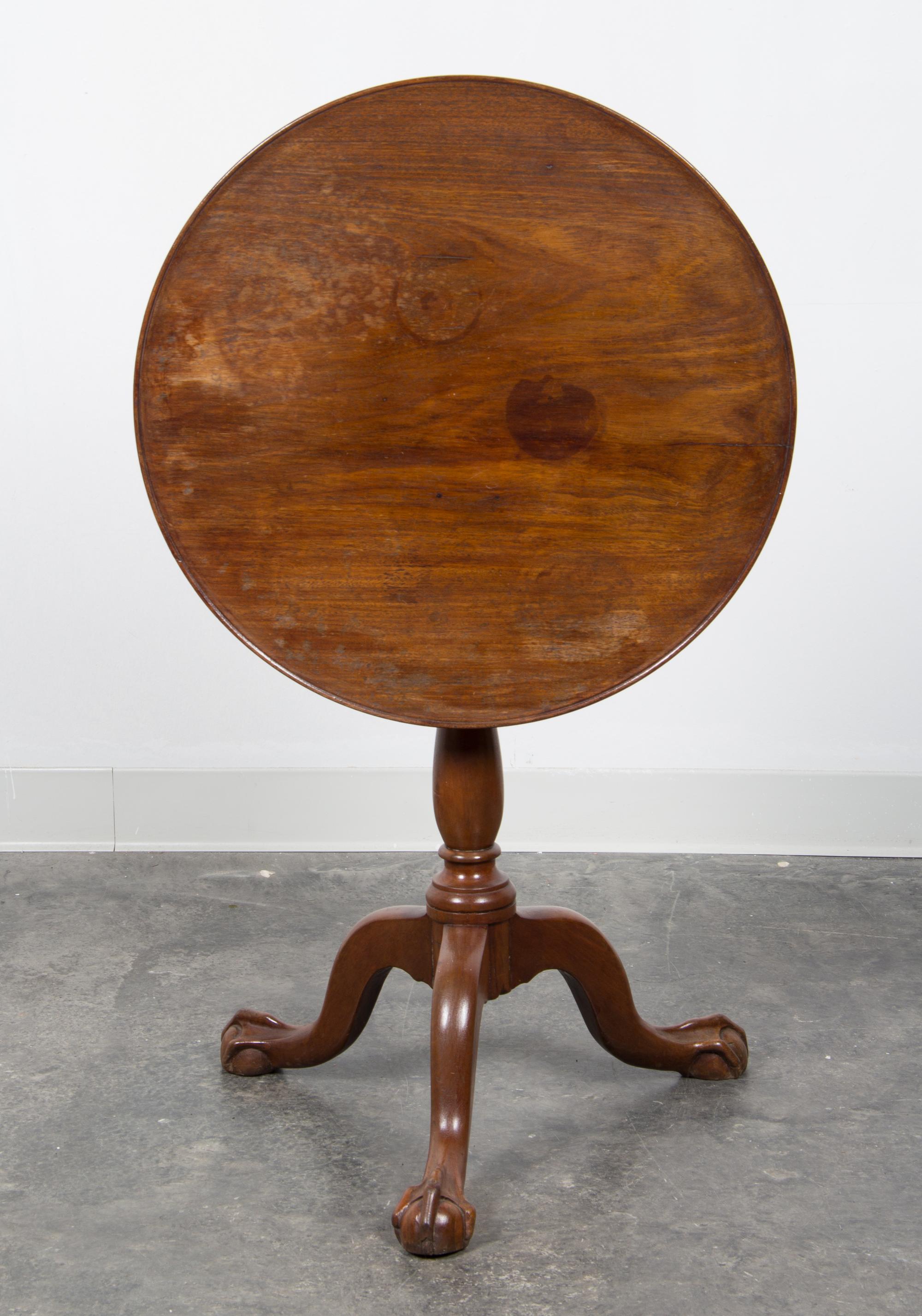 A George III Mahogany Tilt-Top Tea Table Height 26 1/2 x diameter of top 23 inches. — 19TH CENTURY