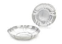 A Pair of American Silver Bowls, Cellini Craft, Ltd., Chicago, IL, 1920, each of circular form having lobed sides and a lightly spot-ha
