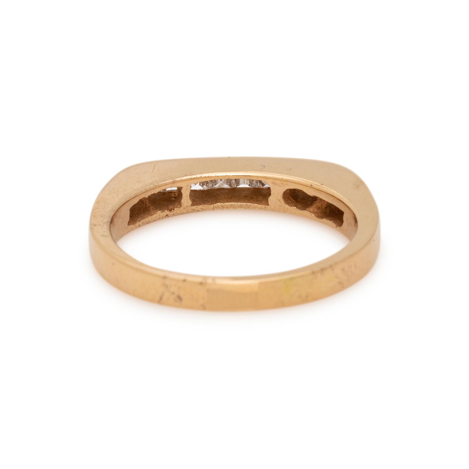 YELLOW GOLD AND DIAMOND RING